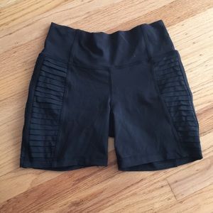Lululemon short in black size 6